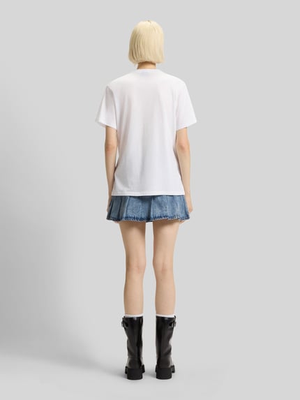 Modelka nosi białe Relaxed Fit T-Shirt aus reiner Baumwolle Modell 'VINTAGE TEE_B_1' od Hugo Blue, gładkie, krótki rękaw, widok całej sylwetki od tyłu.