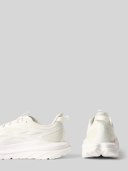 Produktfoto, Sneaker mit Label-Details Modell 'MACH REMASTERED' von HOKA in Weiß, abgerundete Form, profilierte Sohle, strukturierte Oberfläche
