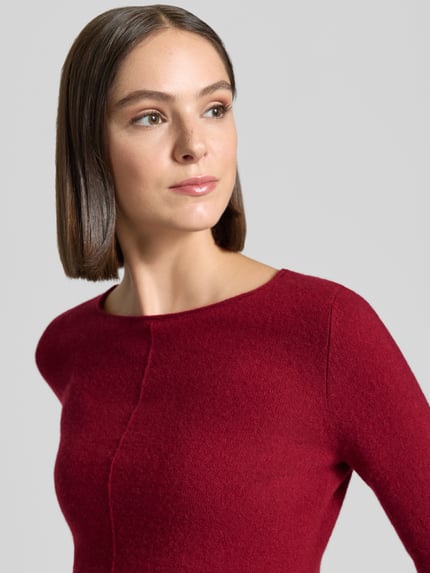 Frauenmodel trägt Regular Fit Strickpullover aus reinem Kaschmir von Christian Berg Woman in Bordeauxrot, feine Ziernaht, Nahaufnahme Oberkörper.