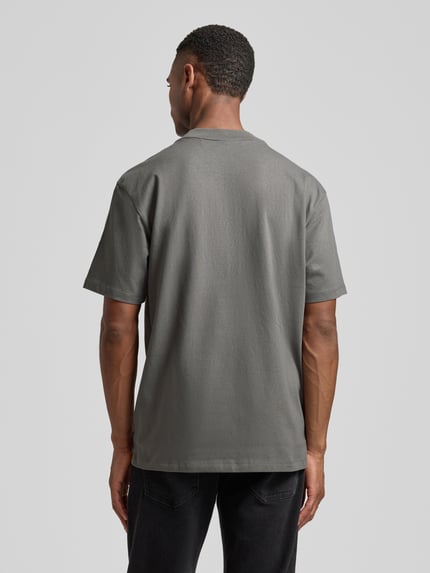 Männermodel trägt Regular Fit T-Shirt aus reiner Baumwolle Modell 'DAPOLINO' von HUGO in Optik: Unifarben, Ganzkörperansicht Rückansicht.