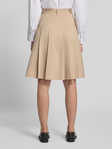 Frauenmodel trägt A-Linie Midi-Rock aus Baumwoll-Mix von Lacoste in Beige, glatte Struktur, Damen Midi-Rock von Lacoste, Ganzkörperansicht Rückansicht.