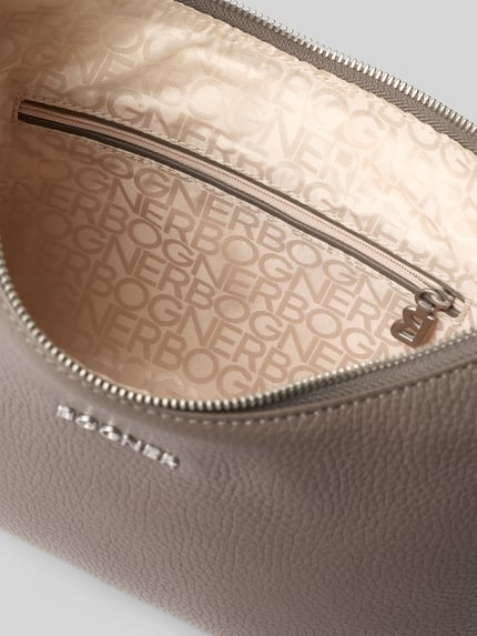 Produktfoto, Detailansicht von innen, strukturierte Oberfläche in Taupe mit Label-Applikation, Handtasche mit Schulterriemen Modell 'wallis odette' von BOGNER, Hauptfach mit Reißverschluss, Futter mit BOGNER-Logo, neutrale Farbkombination