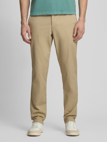 Männermodel trägt Slim Fit Chino mit Eingrifftaschen von GAP aus Baumwoll-Elasthan-Mix in Beige, Knopf-Reißverschluss, Ganzkörperansicht von vorne. Bundweite 44 cm, Innenbeinlänge 82 cm bei Größe 32/32.