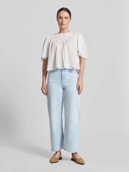 Modelka nosi Straight Fit 7/8 Jeans od BOSS Orange z jasnoniebieskiego denimu, bawełna, logo stitching, przód, widok całej sylwetki.
