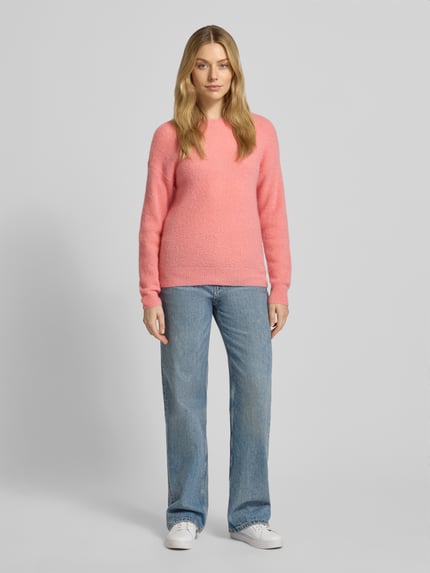 Vrouwenmodel draagt gebreide pullover met ronde hals, model 'Festina Hope' van MSCH Copenhagen, materiaalmix met alpaca, regular fit, dames, zachte roze tint, textuur licht pluizig, ruglengte 61 cm, mouwlengte 51 cm, geheellichaamsaanzicht van voren.