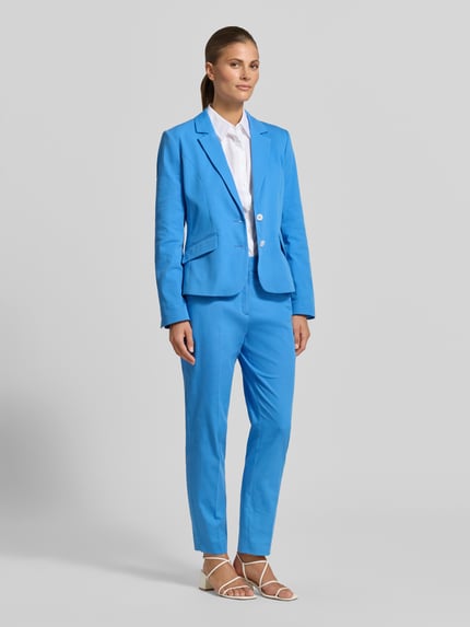 Frauenmodel trägt leuchtend blaue Stoffhose mit Bügelfalte von More & More, Baumwoll-Mix mit Stretch, Straight Fit, Ganzkörperansicht von vorne.