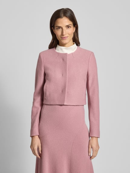 Frauenmodel trägt Boxy Fit Kurzblazer aus reiner Schurwolle Modell 'JICENA' von BOSS, Optik: Unifarben, Rundhals, Langarm, Ganzkörperansicht von vorne.