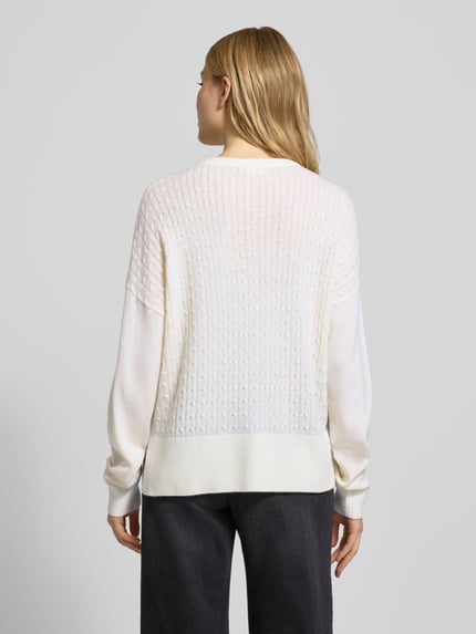 Frauenmodel trägt Strickjacke mit Knopfleiste von Liu Jo White in Weiß, lockerer Schnitt, gerippte Abschlüsse, Rückenlänge 59 cm, Ganzkörperansicht Rückansicht.