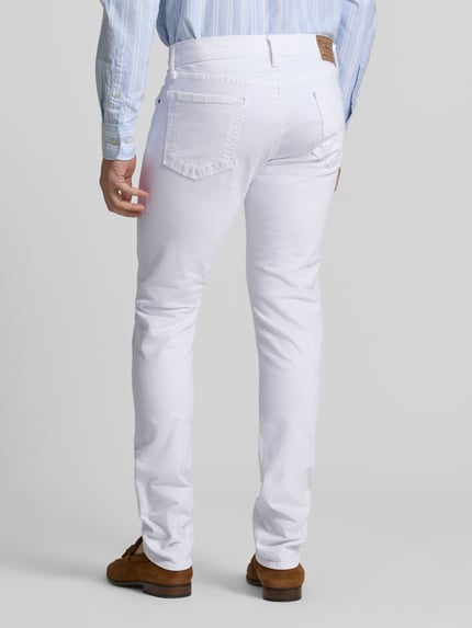 Męski model nosi Slim Fit Jeans mit 5-Pocket-Design od Polo Ralph Lauren, białe, bawełna z elastanem, całkowity widok z tyłu.