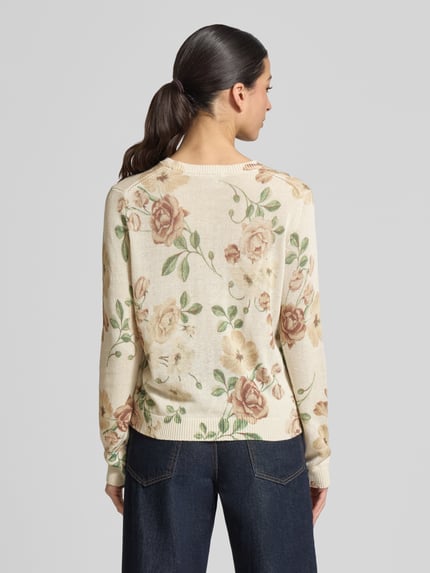 Frauenmodel trägt Strickpullover aus Leinen-Mix mit Viskose-Anteil von Jake*s Collection, cremefarben mit floralem Muster, körpernah, elastische Abschlüsse, Rückansicht, Ganzkörperansicht.