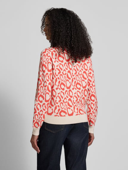 Modelka prezentuje Slim Fit Pullover aus Viskose-Mix Modell 'JACQUARD' od Vila w imitacji dzianiny z haftem animal na całej powierzchni, okrągły dekolt, elastyczne wykończenia, długość tyłu 59 cm, długość rękawa 51 cm, krój slim fit; widok całej sylwetki z tyłu.