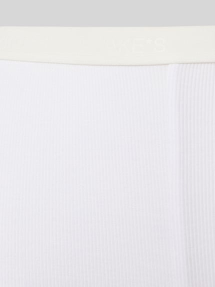 Produktfoto, Pants mit elastischem Logo-Bund von Jake*s Casual, biały kolor, drobne prążkowanie, mieszanka mikromodalu z dodatkiem streczu, dopasowany krój, elastyczny pasek z logo, komfort noszenia, podlegający zrównoważonej produkcji