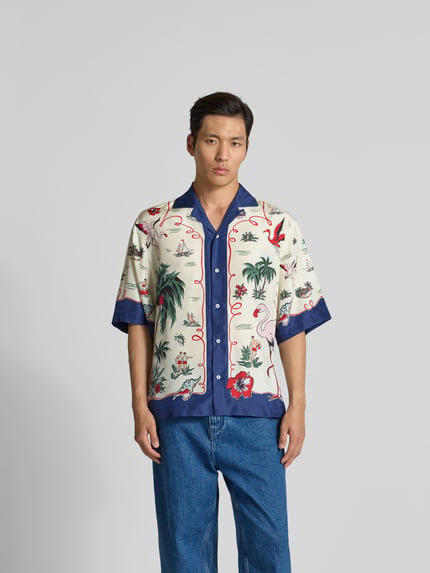 Männermodel trägt Regular Fit Freizeithemd mit Knopfleiste von Dsquared2 aus Satin im Tropeninsel-Design, Ganzkörperansicht von vorne, Rückenlänge 71 cm, Schulterbreite 42 cm, Ärmellänge 38 cm.
