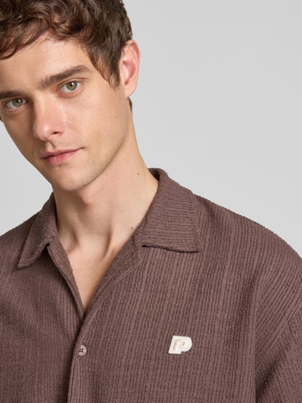 PEGADOR Regular Fit Freizeithemd mit Strukturmuster und Label-Stitching Dunkelbraun 3