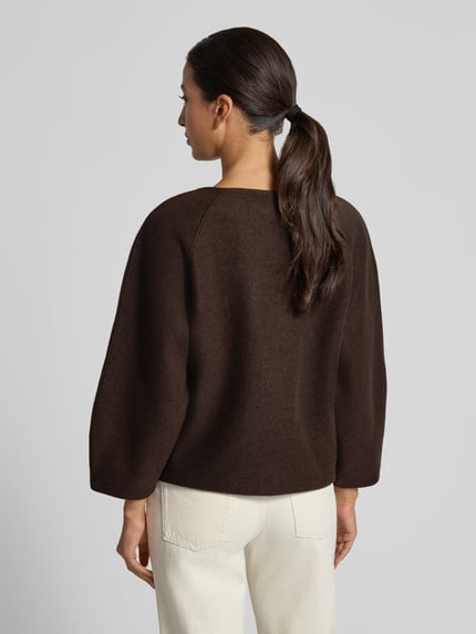 Frauenmodel trägt Sweatshirt mit U-Boot-Ausschnitt Modell 'Gusera' von OPUS in Dunkelbraun, unifarben, Raglanärmel, abgerundeter Saum, Ganzkörperansicht Rückansicht.