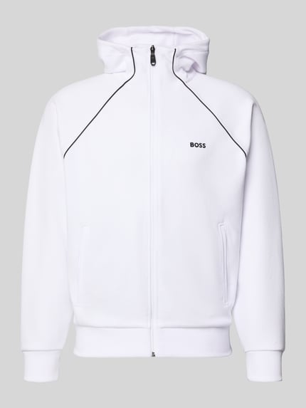 Produktfoto, weiße Regular Fit Sweatjacke aus Baumwoll-Mix Modell 'SAGGY' von BOSS Green mit schwarzen Details, strukturiert, Reißverschluss, Stehkragen mit Kapuze, seitliche Eingrifftaschen, Label Print, gerippte Abschlüsse