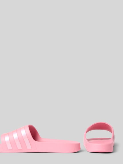 Produktfoto, Badeschuhe mit Label-Prägung Modell 'ADILETTE AQUA' von adidas Sportswear, różowy kolor, unifarben, strukturiert, Peep Toe, płaska podeszwa, detal z logo, wsuwane, Sohle teksturowana