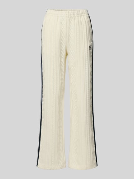 Produktfoto, Loose Fit Strickhose aus Viskose-Mix von adidas Originals, kremowy kolor, galonstreifen, elastyczny pas, logo z boku, struktura dzianiny