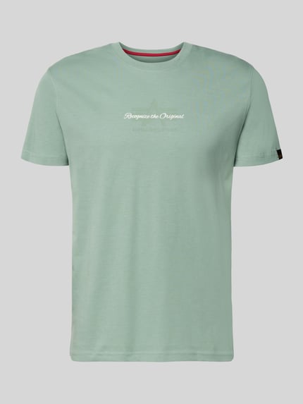 Produktfoto, T-Shirt mit Label-Detail von Alpha Industries in hellem Grün, Reine Baumwolle, Gerader-Schnitt, Rundhalsausschnitt, Rückenlänge 68 cm bei Größe M