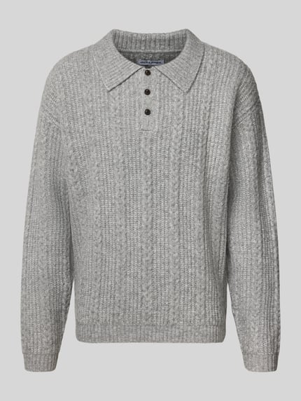 Produktfoto, Relaxed Fit Strickpullover aus elastischem Woll-Mix von JACK & JONES, mieszanka wełny, krój relaxed fit, kołnierzyk polo, ścieg warkoczowy, szara faktura, długość tyłu w rozmiarze M 70 cm, długość rękawów w rozmiarze M 61 cm