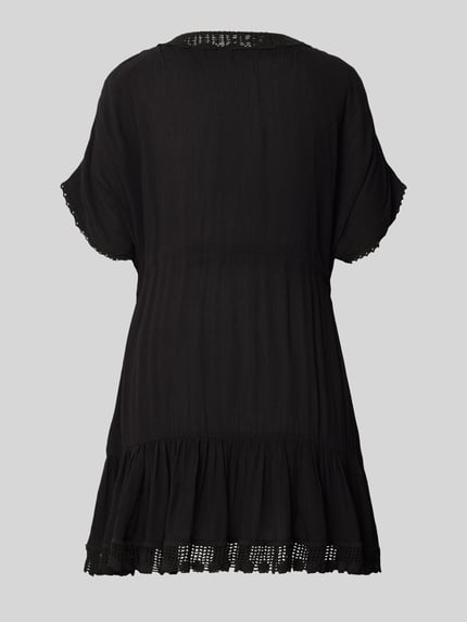 Vrouwenmodel draagt mini-jurk uit zuiver viscose met vetersluiting model 'AVELLE SEATIME' van Banana Moon, A-lijn, geheel van achteren.