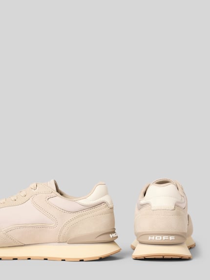 Produktfoto, Sneakersy z mieszanki skóry z detalem z logo Model 'City' od HOFF, beżowe tony, profilowana podeszwa, wysokość obcasa 2 cm, wysokość cholewki w rozmiarze 40: 9 cm, szerokość w rozmiarze 40: 8 cm, widok z tyłu