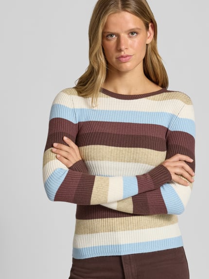 Vrouwenmodel draagt Regular Fit Pullover aus Viskose-Mix Modell 'IBI' van ONLY, kleur gestreept in bruin, beige, blauw, Ganzkörperaanzicht van voren, damespullover.