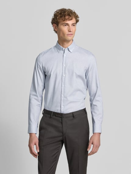 Männermodel trägt Slim Fit Businesshemd aus reiner Baumwolle Modell 'New B.D.' von Seidensticker in feinem Muster, Ganzkörperansicht von vorne, Herren Businesshemd von Seidensticker.