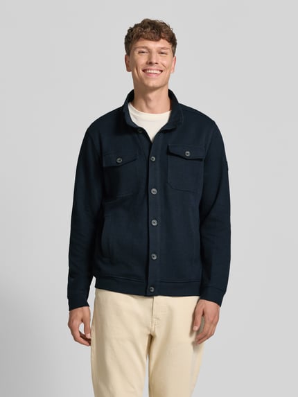 Männermodel trägt Regular Fit Jacke aus Baumwoll-Mix Modell 'SELANIK' von LERROS in Dunkelblau mit Brusttaschen, Ganzkörperansicht von vorne.