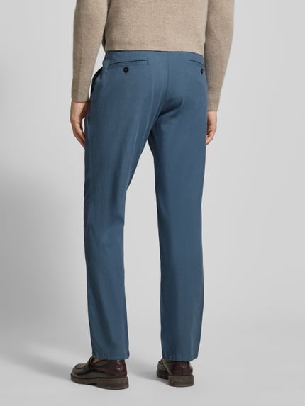 Męski model nosi Straight Fit Stoffhose aus Viskose-Mix von Christian Berg Men, niebieski, proste nogawki, widok całej sylwetki z tyłu.