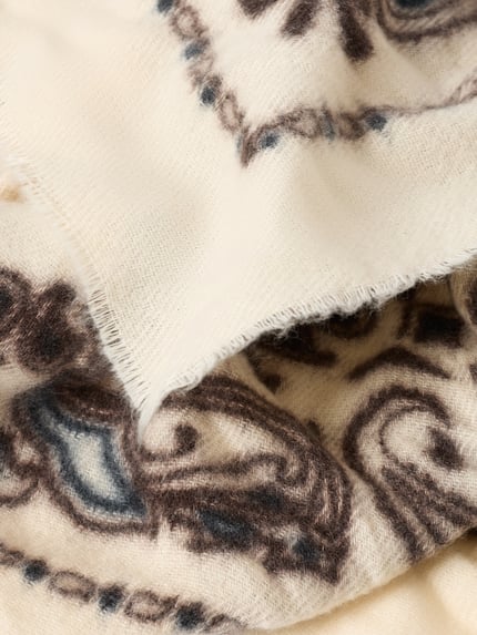 Produktfoto, Schal mit Fransenabschluss von JAKE*S WOMAN CASUAL, cremefarbene Webware mit abstraktem Allover-Muster und Fransen, detailreiche Struktur