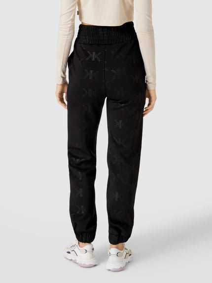Kendall & Kylie Sweatpants mit Allover-Logo Modell 'EMBOSSED' Black 5