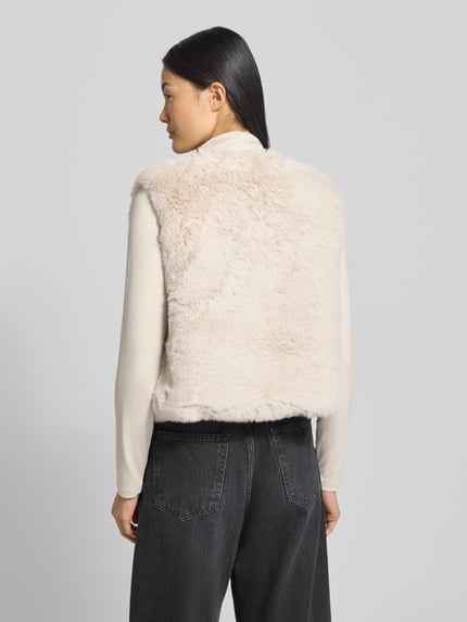 Frauenmodel trägt Weste aus Kunstfell mit Rundhalsausschnitt von Milano Italy in creme, Regular-Fit, Rückenlänge 49 cm, Schulterbreite 41 cm, Brustweite 50 cm, Ganzkörperansicht Rückansicht.