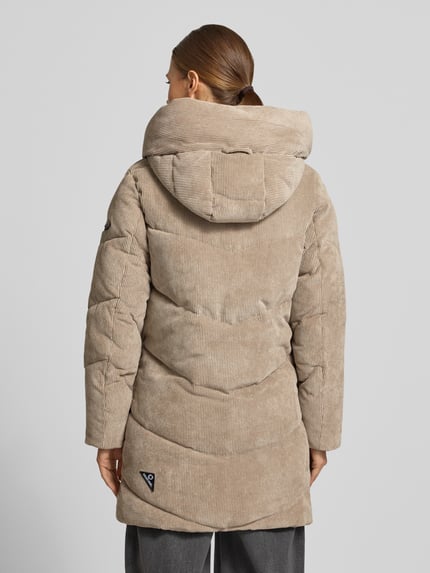 Frauenmodel trägt Jacke aus Cord mit Zweiwege-Reißverschluss Modell 'KATTIE' von khujo, beige, Cordstruktur, Regular Fit, Ganzkörperansicht Rückansicht.