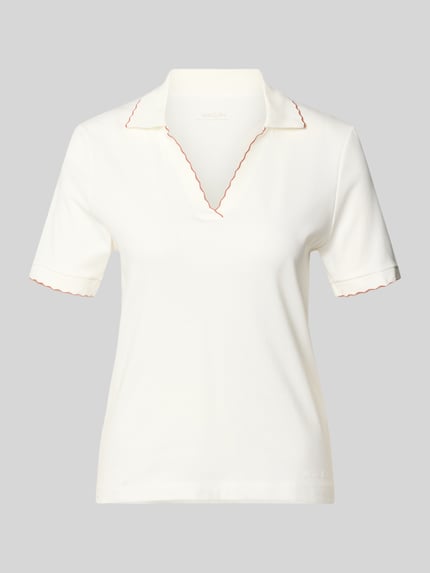 Productfoto, Slim Fit Poloshirt met golvende zoom en V-hals van Marc Cain, katoen-elastaanmix, crèmekleurig, lengte 58 cm.