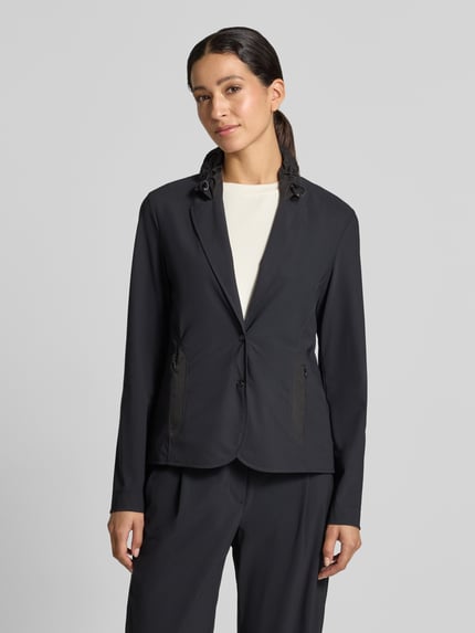 Frauenmodel trägt Slim Fit Blazer mit Stretch-Anteil von Marc Cain, Schwarz, Reverskragen mit Tunnelzug, Knopfleiste, Nahaufnahme Oberkörper.