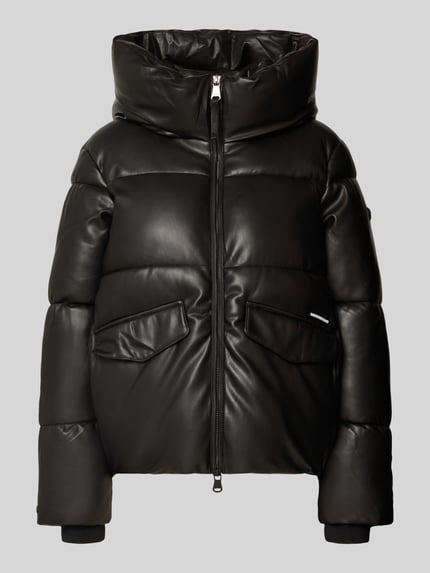 Productfoto, zwarte steppjack in leerlook met tweewegrits, klepzakken en labeldetail; Steppjacke in Leder-Optik Modell 'AURORA2' van khujo, regular fit, dames, 65 cm ruglengte, 40 cm schouderbreedte, 50 cm borstwijdte, 62 cm mouwlengte