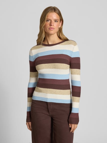 Vrouwenmodel draagt Regular Fit Pullover uit viscosemix model 'IBI' van ONLY, kleurrijke strepen, structuurbreisel, dames pullover, frontale borstclose-up.