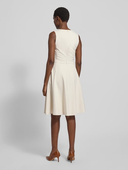 Vrouwenmodel draagt knielang viscosemix damesjurk met stretch, A-lijn, ronde hals, Model 'CHARLEY' van Lauren Ralph Lauren, Ganzkörperansicht Rückansicht.