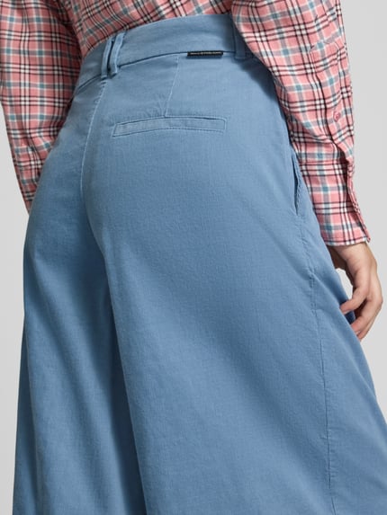 Frauenmodel trägt Wide Leg Cordhose aus reiner Baumwolle von Marc O'Polo in Hellblau, feine Cordstruktur, Mädchenrosa-Karobluse, Detailaufnahme, Damen Cordhose von Marc O'Polo DENIM