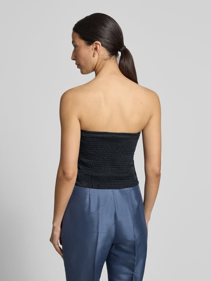 Kobieta modelka nosi czarne Bandeau-Top z odpinanymi ramiączkami Modell 'Bella' od My Essential Wardrobe, czysta bawełna, krój slim fit, długość tyłu w rozmiarze 36: 24 cm, widok całej sylwetki z tyłu