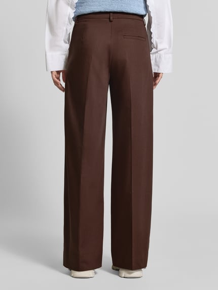 Frauenmodel trägt braune Weite Hose aus Lyocell-Mix Modell 'LEANDRAA' von ARMEDANGELS, glatte Oberfläche, Ganzkörperansicht Rückansicht. Damen Weite Hose.