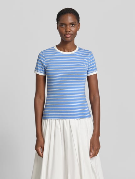 Vrouwenmodel draagt Regular Fit T-shirt uit katoenmix van Tom Tailor Denim in een meerkleurige gestreepte look, jersey materiaal, labelpatch, ronde hals, korte mouw, voorkant volledig in beeld, ganzkörperansicht van voren.