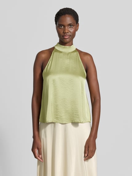 Vrouwenmodel draagt Blusentop aus Satin mit Viskose-Anteil van mbyM in lichtgroene kleur, Materiaalmix met viscose, satijn, losse pasvorm, opstaande kraag, ruglengte maat S 56 cm, Ganzkörperansicht van voren.