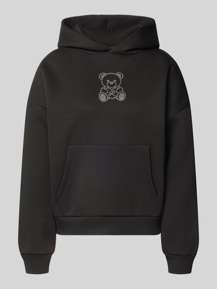 Produktfoto, schwarzer Hoodie mit Kapuze von Review, lockerer Schnitt, Känguru-Tasche, Ziersteinbär, gerippte Abschlüsse, Baumwoll-Mix.