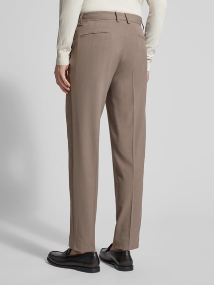 Männermodel trägt Slim Fit Stoffhose mit Viskose-Anteil von Lindbergh, Bügelfalte, Elastischer-Material-Mix, Gesäßtaschen, Eingrifftaschen, Haken- und Reißverschluss, Bundweite 37 cm, Innenbeinlänge 80 cm, Ganzkörperansicht Rückansicht.