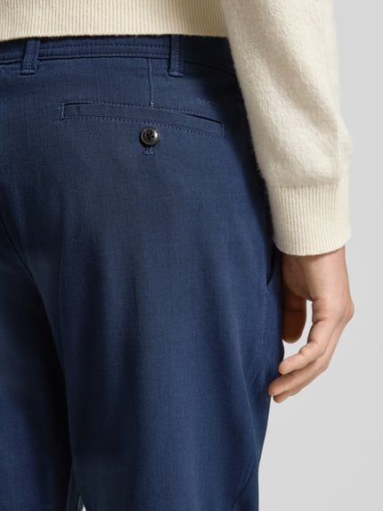 Männermodel trägt Stoffhose mit französischen Eingrifftaschen von MCNEAL in Dunkelblau, Material-Mix mit Viskose-Anteil, Nahaufnahme Rückansicht.