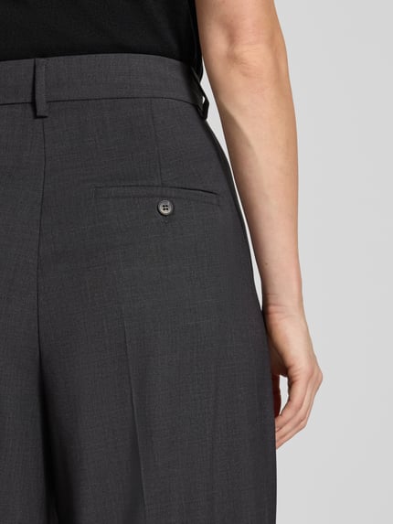 Vrouwenmodel draagt Weite broek uit pure scheerwol model 'ADELFI' van Weekend Max Mara, Dames Weite broek, detailopname rugaanzicht