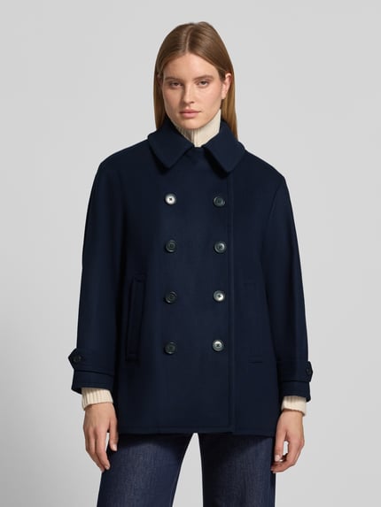 Frauenmodel trägt dunkelblauen Kurzmantel aus Wolle mit doppelter Knopfleiste von POLO RALPH LAUREN, Struktur, Umlegekragen, Ganzkörperansicht von vorne.