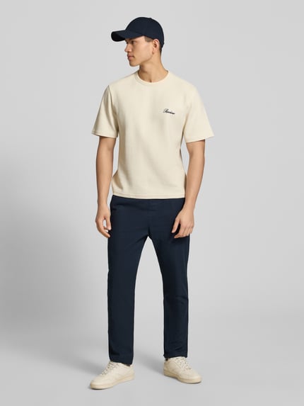 Männermodel trägt Pull On Hose in Leinen-Optik mit Eingrifftaschen von REVIEW, dunkelblau, Baumwolle, Regular Fit, Ganzkörperansicht von vorne.